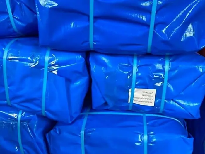 Carpas de lona azul reforzada apiladas