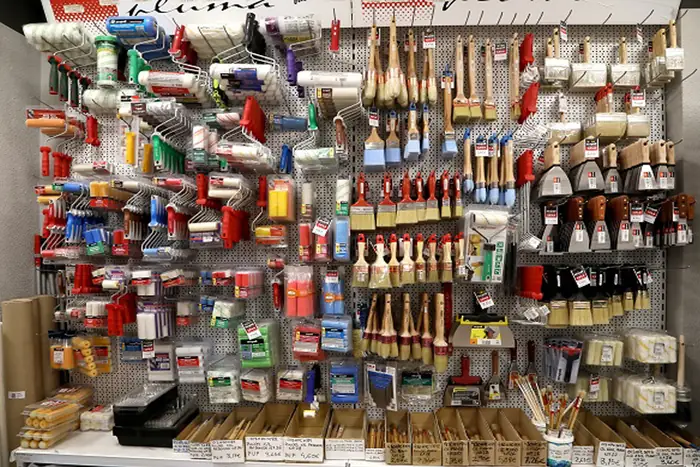 Brochas y pinceles colgados en exhibidor
