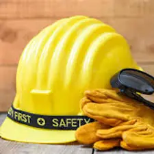 Casco amarillo y guantes de seguridad
